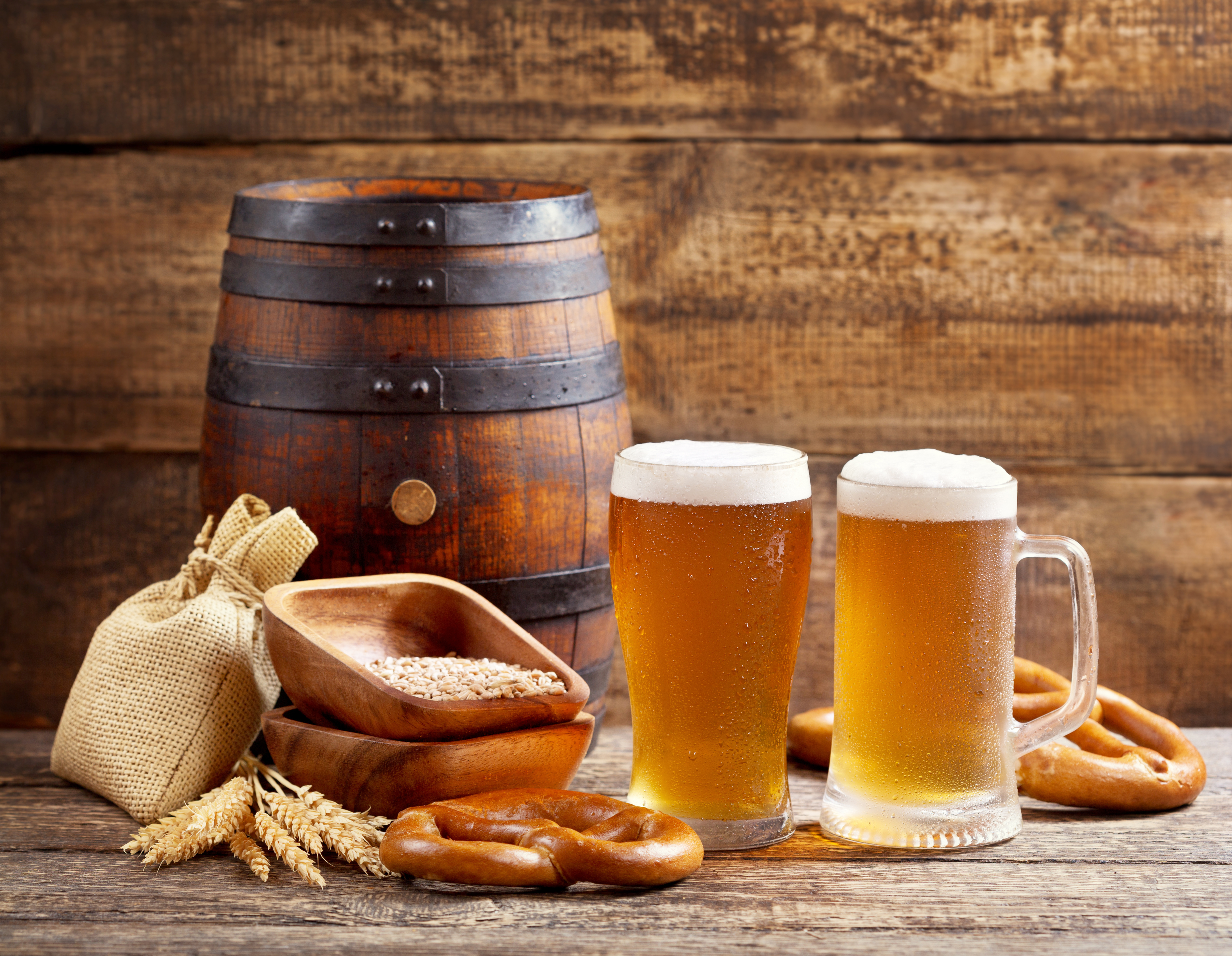 Beer clipart wallpaper. Beers and wooden barrel
