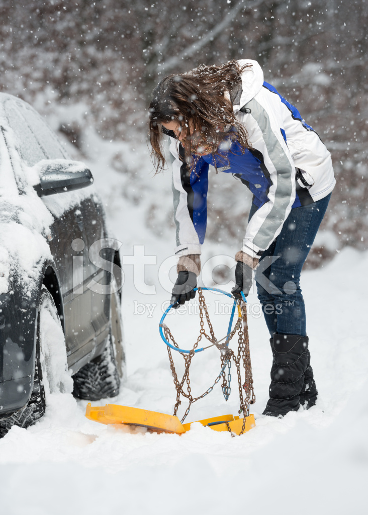 Woman stuck. Девушка увязла в снегу. Девушка застряла в снегу. Женщина застряла на машине в снегу.