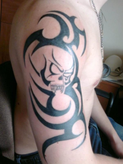 Tatouage tribal bras tête de mort | Biomeca | Pinterest | Tattoo ...