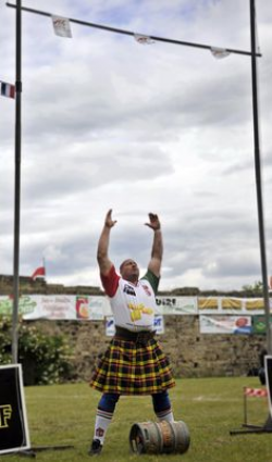 Highland Games 2011 we MUST HAVE A CONTEST lift something heavy ...