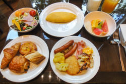 File:Hotel Niwa Tokyo breakfast buffet 20131028-001.jpg - Wikimedia ...