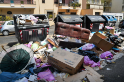 Disgusting dumpsters': Rome garbage crisis sparks health ...