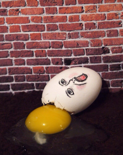 Humpty Dumpty drawing on a cracked egg | Humpty Dumpty in ...